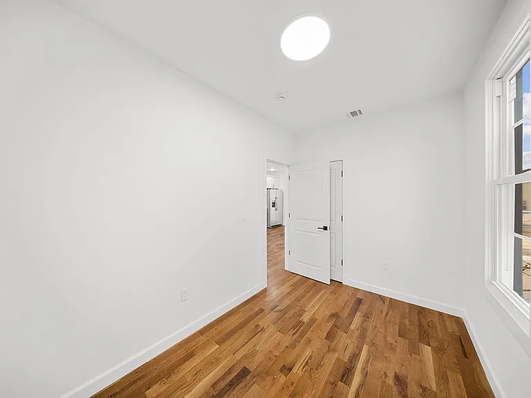 319 William St #2-0904 — Photo 8
