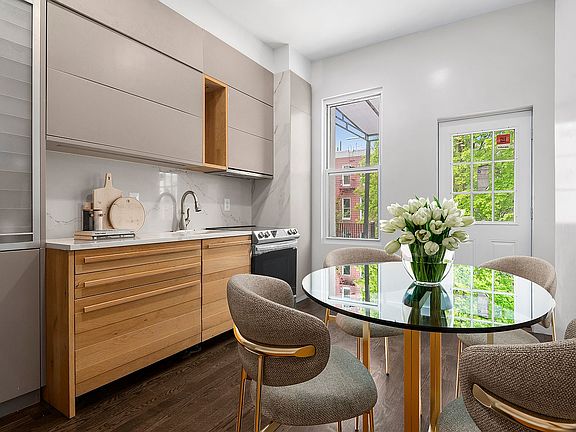 3rd image of 1131 Jefferson Ave APT 3