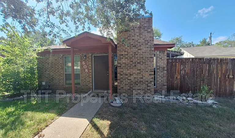608 San Saba Ct — Photo 1