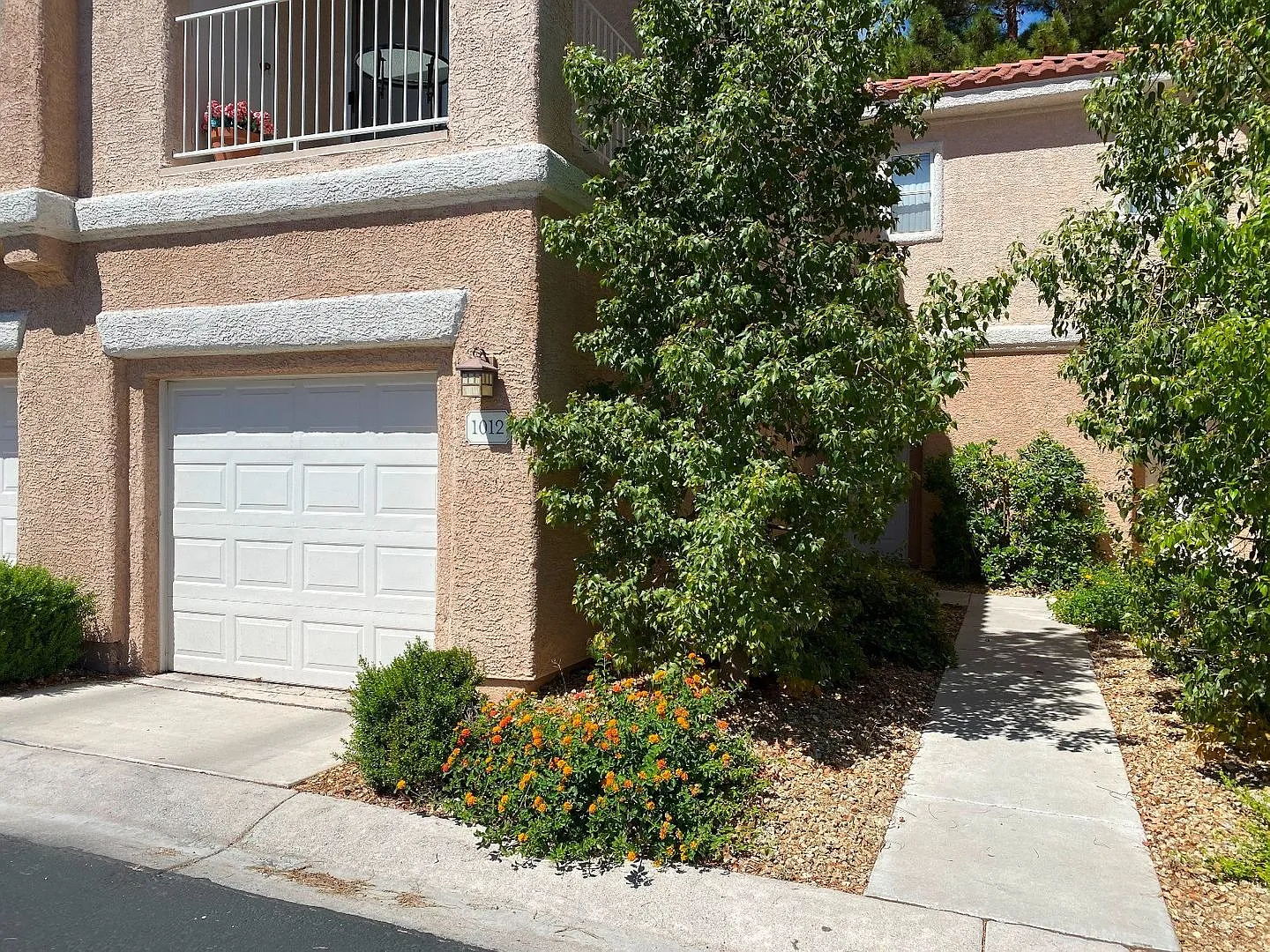 Gorgeous Two Bedroom Condo in Bella Vista Community. — Photo 2