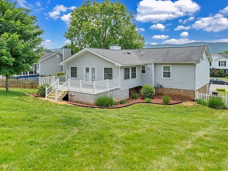 1905 Summerfield Dr — Photo 30