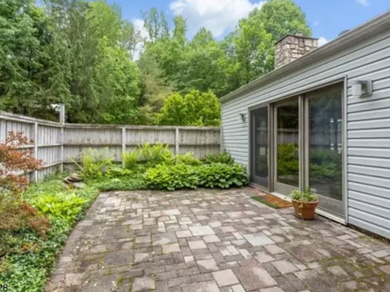 621 Valley Rd — Photo 8