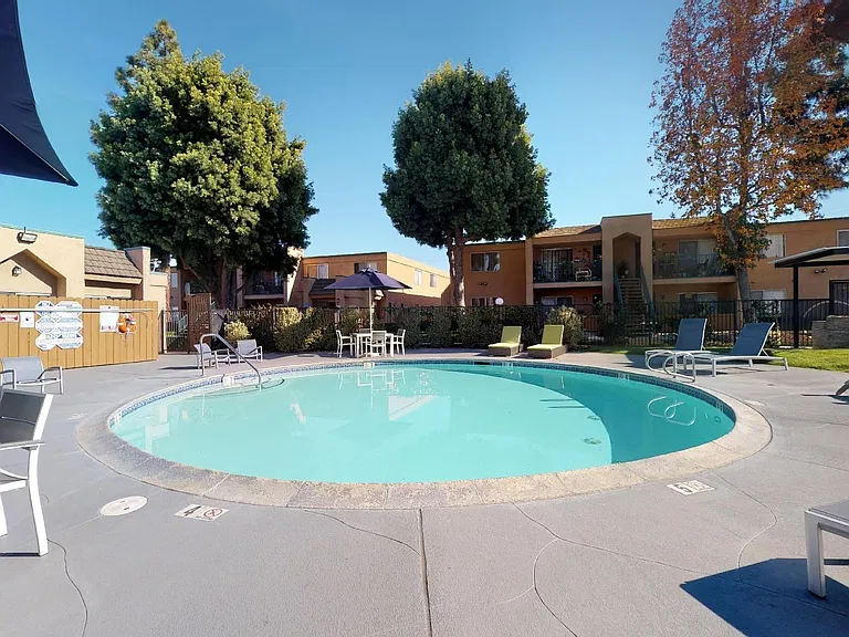 570 S Lincoln Ave — Photo 7