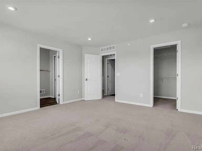 313 Strawberry Dr — Photo 16