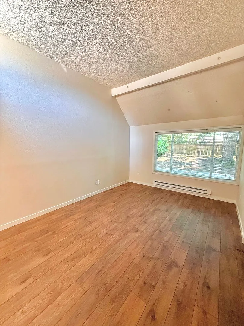 Spacious 2 Bed 1 Bath Fairwood Condo — Photo 3