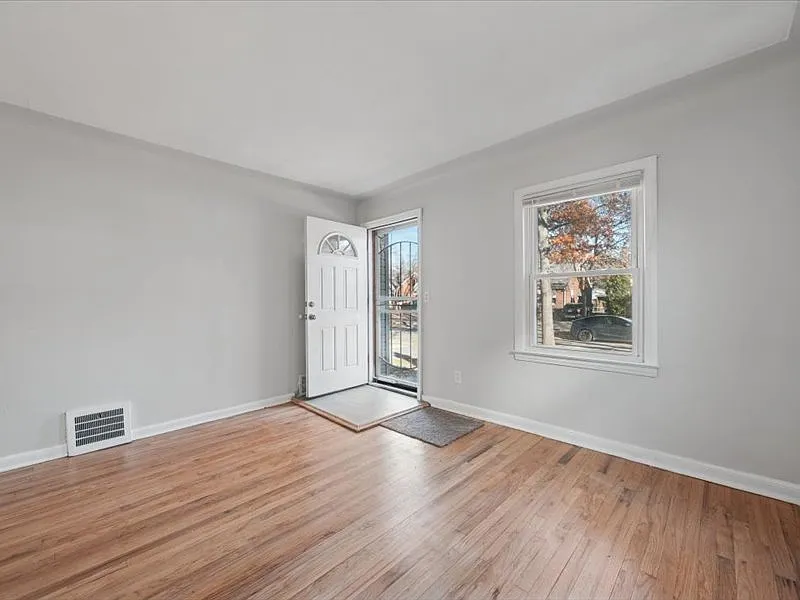 3 bed, 1100 sqft, $1,300 — Photo 4