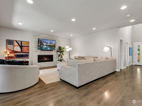 2nd image of 17508 32nd Avenue W