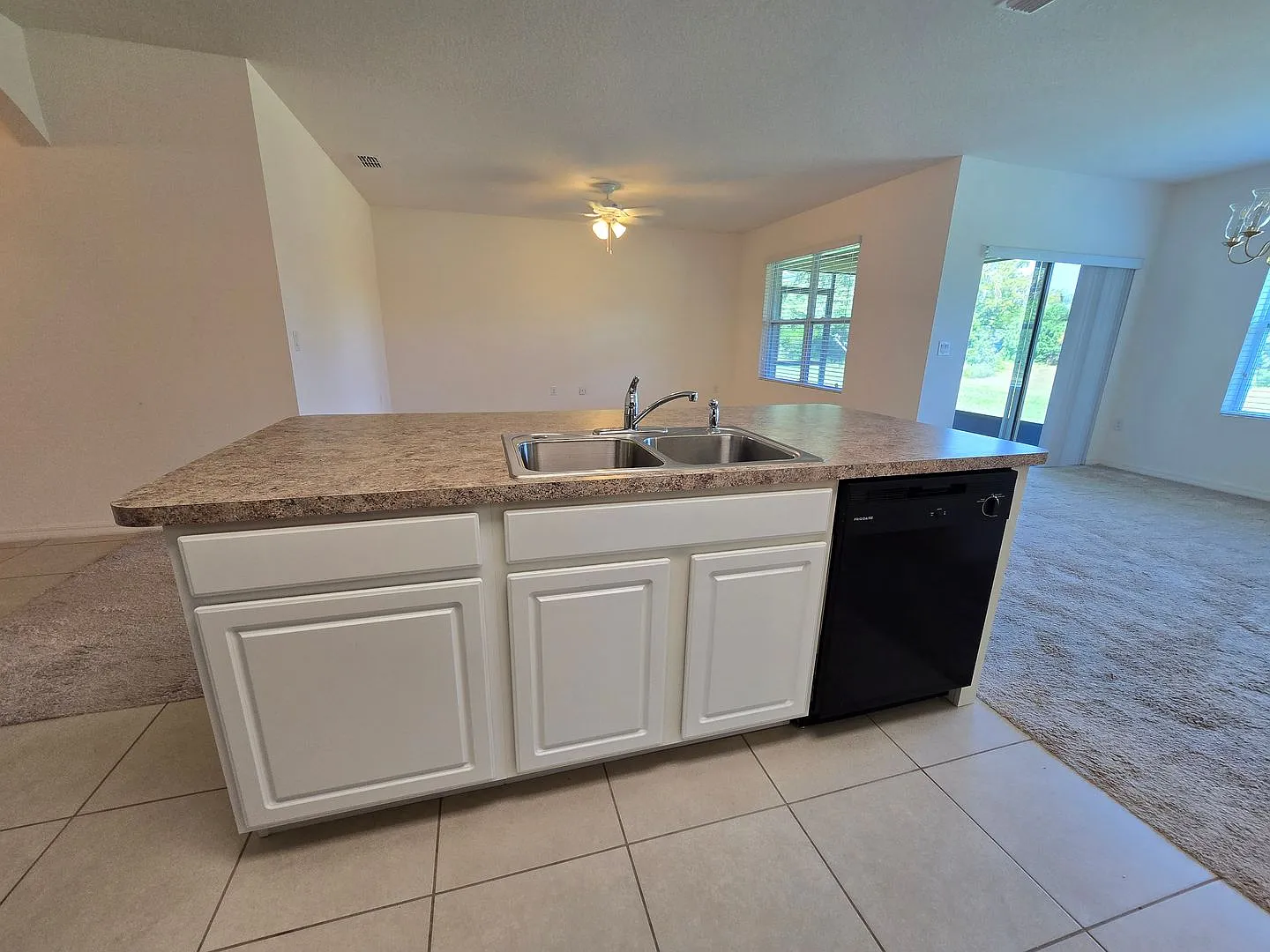Beautiful 3 bedroom 2 Home in the gated community of Fisherman's Cove — Photo 3