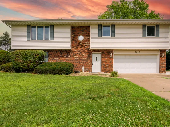 1212 Broadmoor Dr, Bloomington, IL 61704