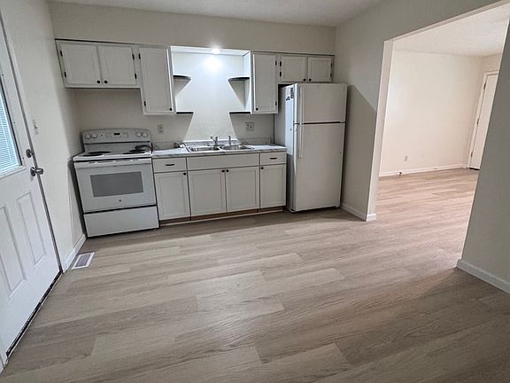 4th image of 450 Long St #B
