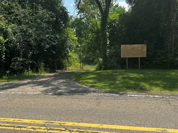 9945 Cedar Island Rd, White Lake, MI 48386