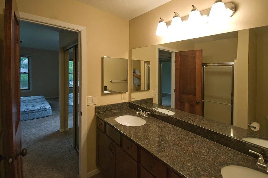 2 bed, 1040 sqft, $1,575 — Photo 2