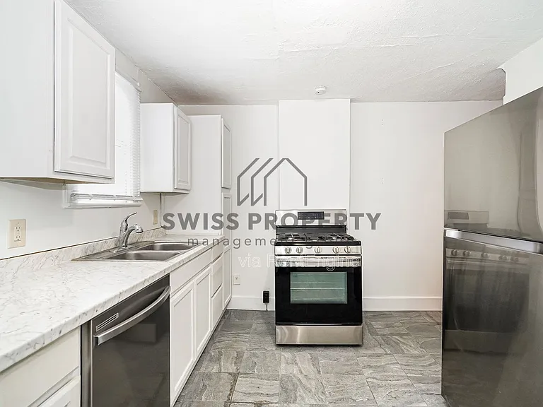 1339 E Kossuth St — Photo 9