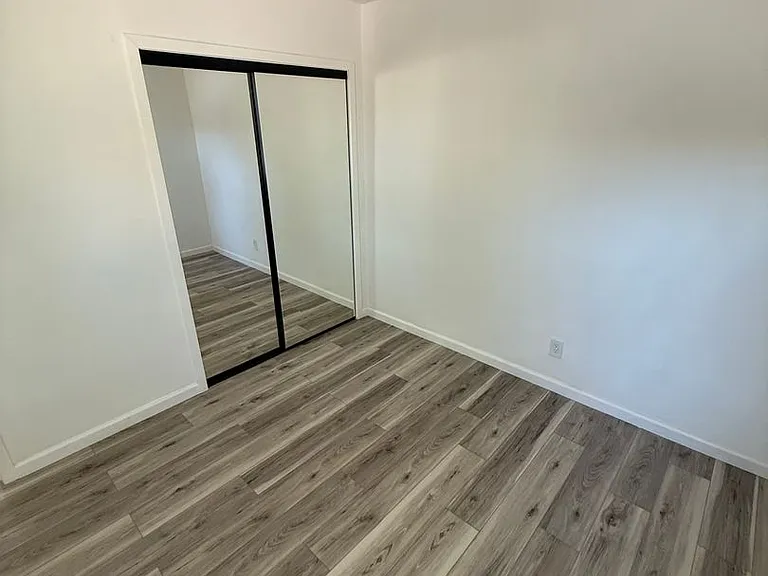 10214 Omelveny Ave — Photo 11