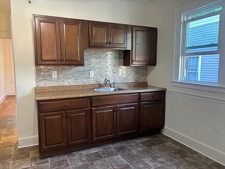 92 Anthony St #2R — Photo 7