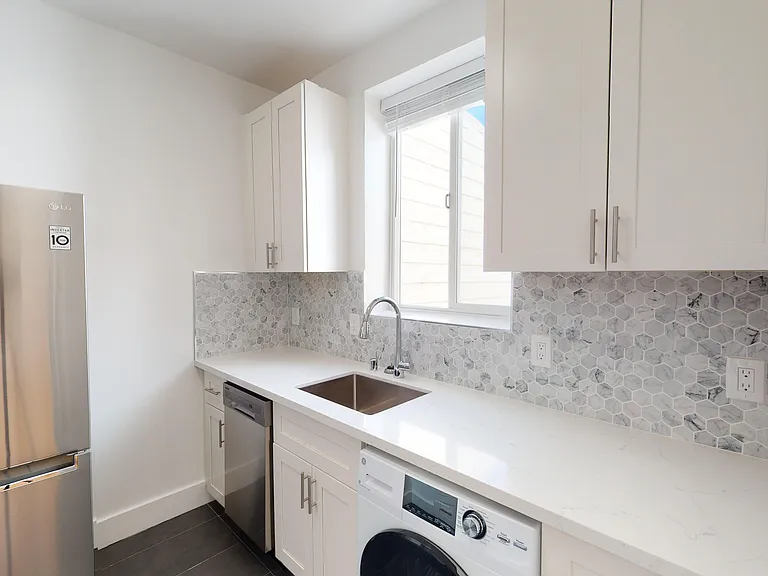 2844 Lyon St — Photo 3