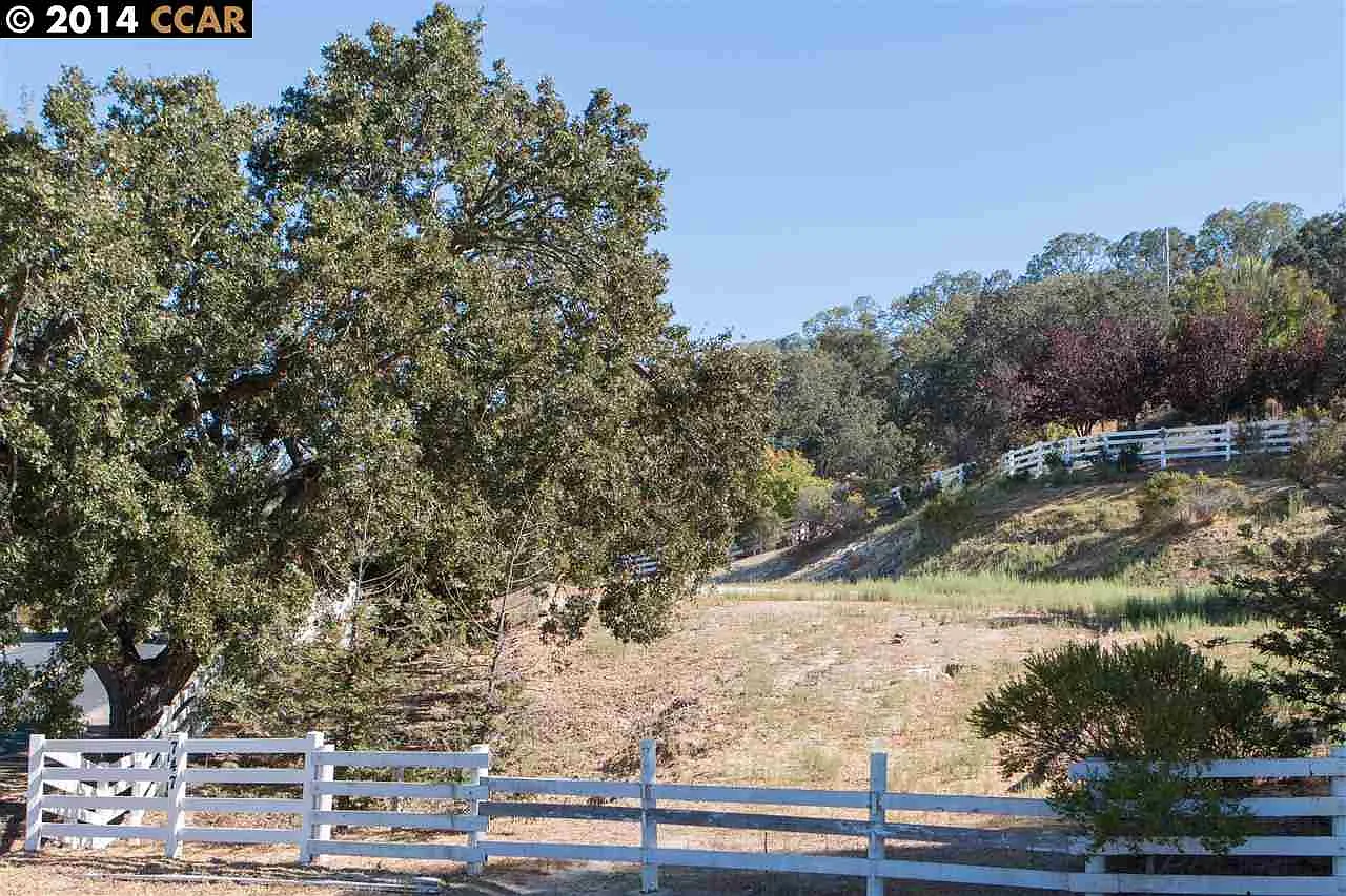 747 Castle Rock Rd photo 1