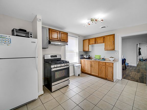 5th image of 1647 N Austin Ave