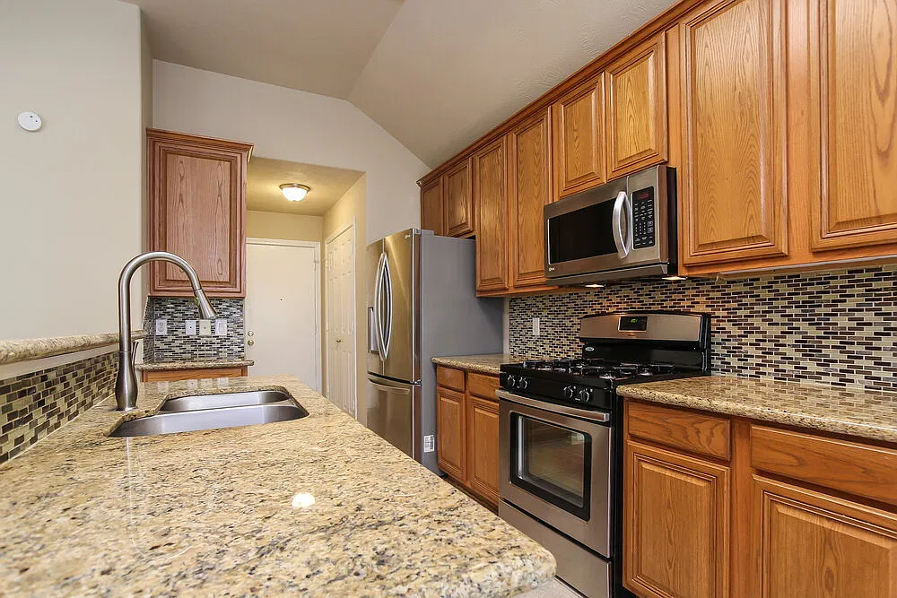 3 bed, 2.0 bath, 1973 sqft, $2,085 — Photo 3