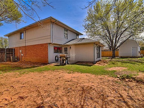 5th image of 832 Bracken Pl