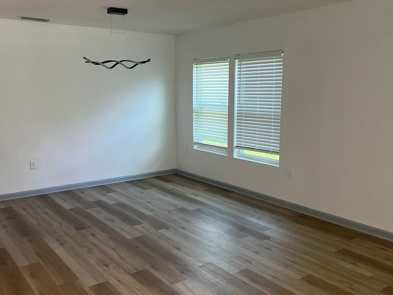4 bed, 2137 sqft, $2,200 — Photo 4