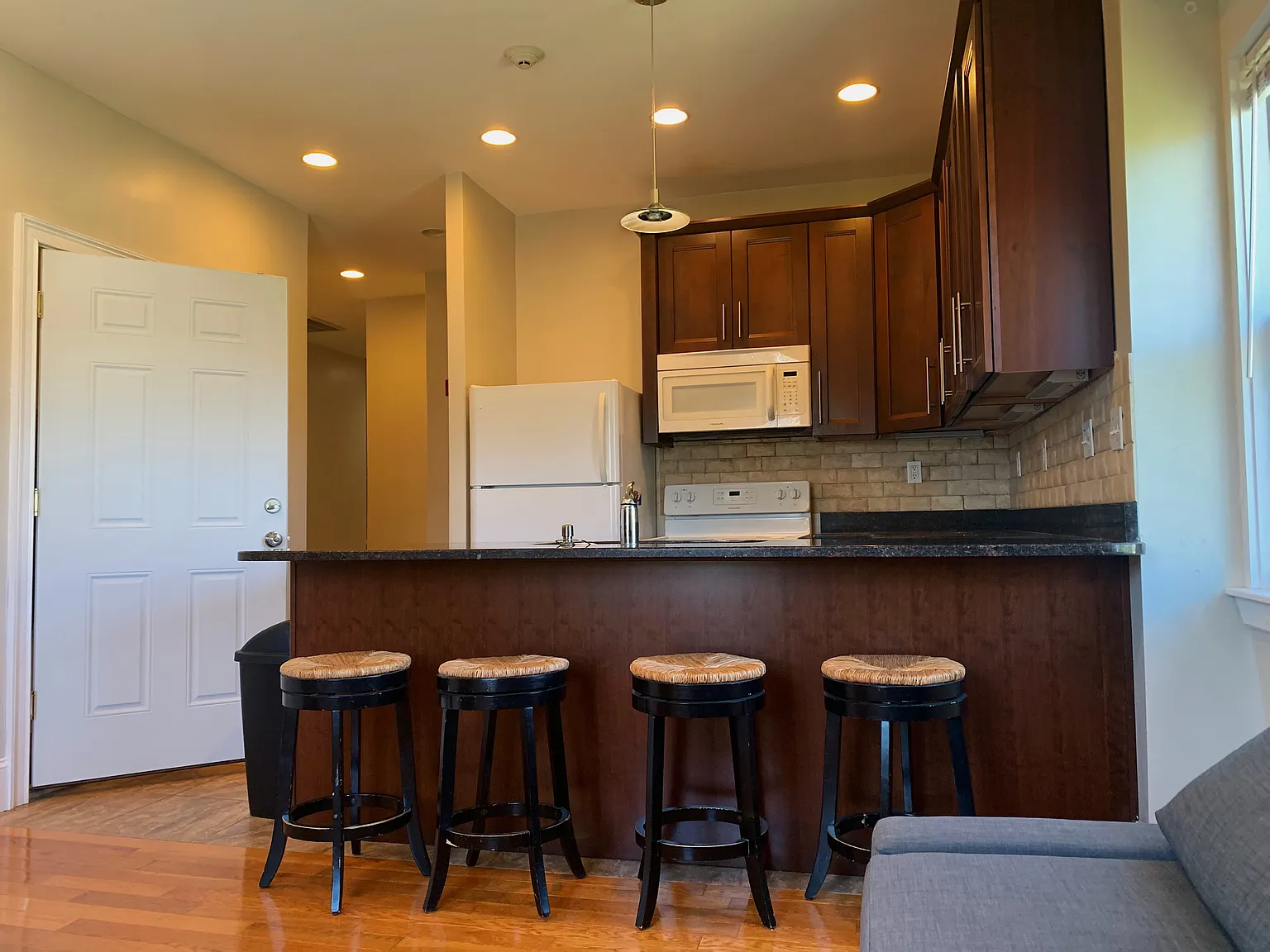 4 bed, 1298 sqft, $4,800 — Photo 3
