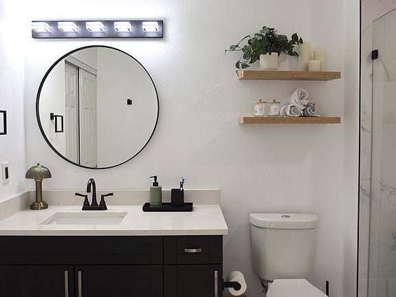 Primary bedroom bathroom