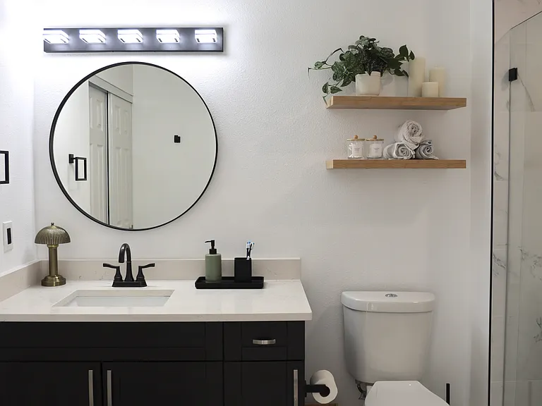 Primary bedroom bathroom