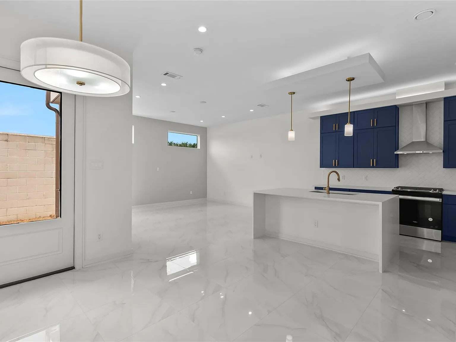 3 bed, 2.5 bath, 2100 sqft, $3,500 — Photo 3