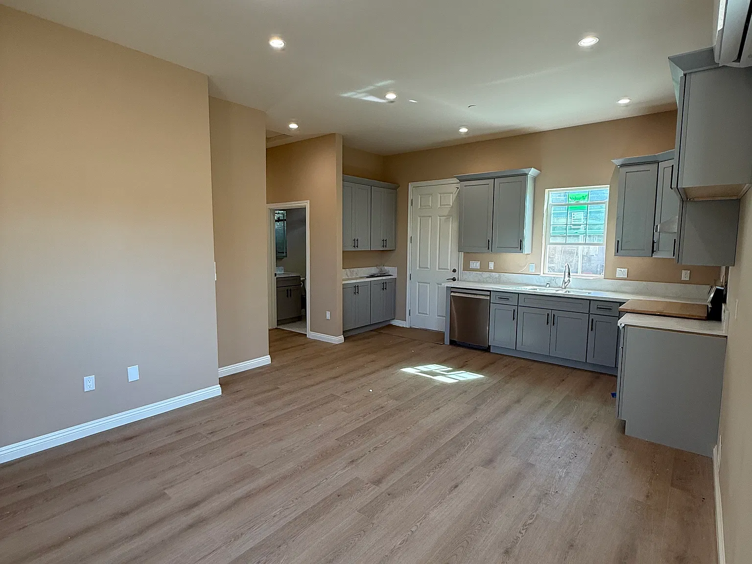 2 bed, 800 sqft, $3,100 — Photo 4