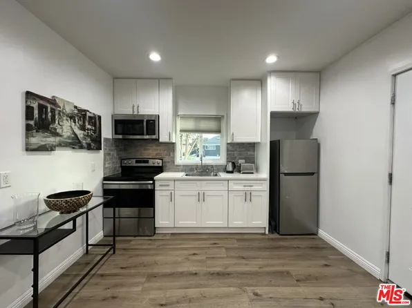 19542 Hart St, Reseda, CA 91335