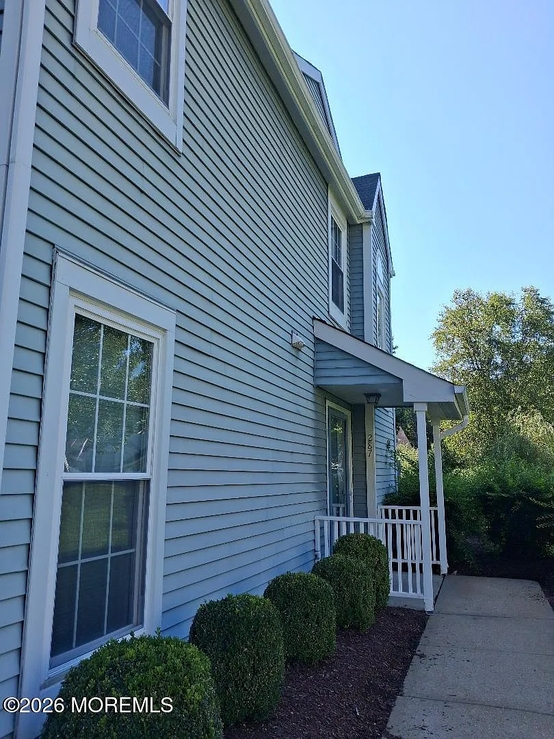 3 bed, 2.5 bath, 1856 sqft, $3,000 — Photo 2
