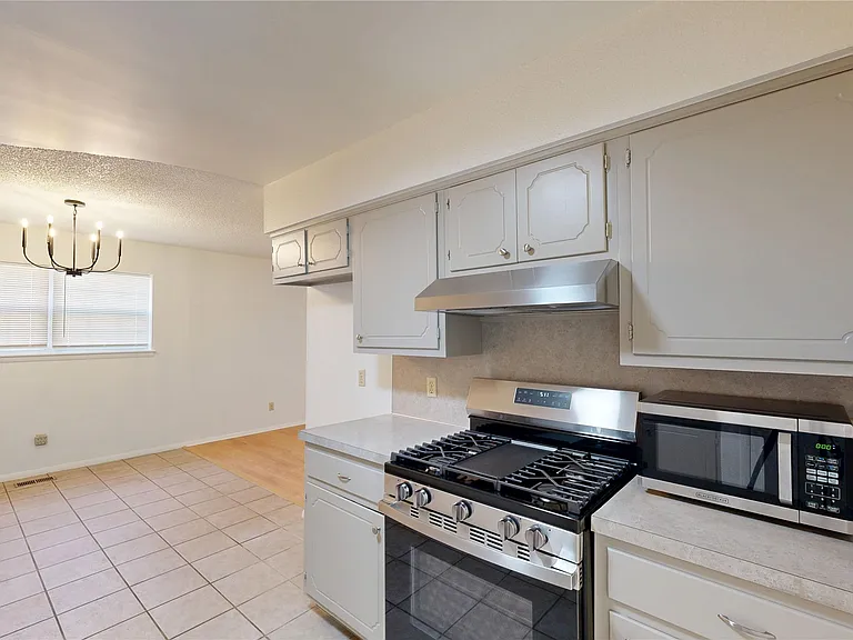 503 W C St — Photo 9