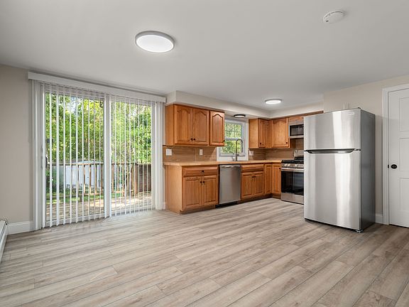 5th image of 99 Cove St #99