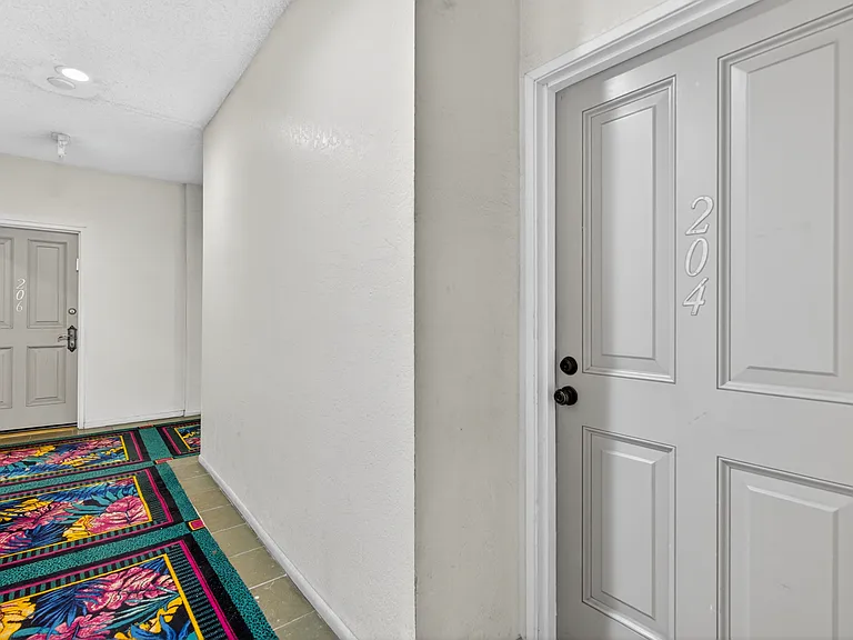Woodman Ave Apartments — Photo 28