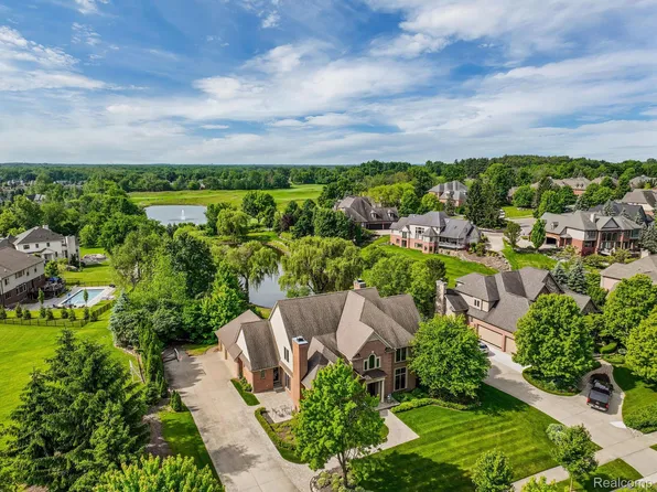 6997 Oakhurst Ridge Rd, Clarkston, MI 48348