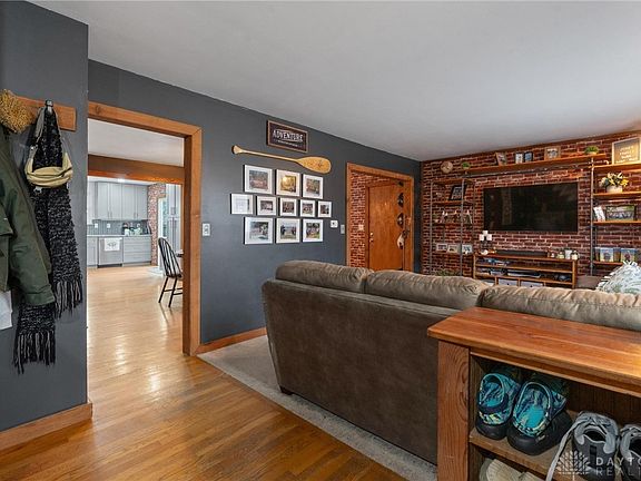5th image of 375 Curtis Dr
