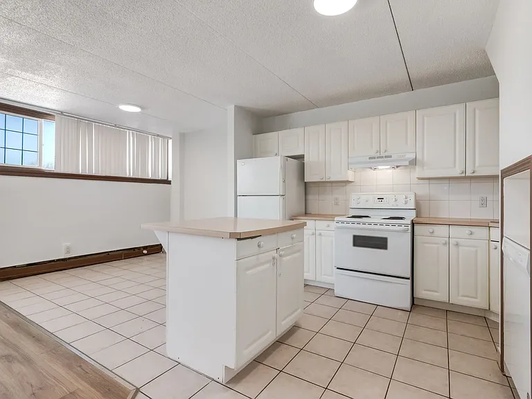 10 Frobisher Blvd SE — Photo 33