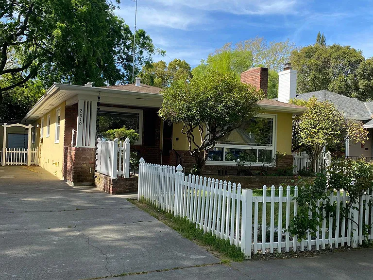 2010 Vallejo Way — Photo 2