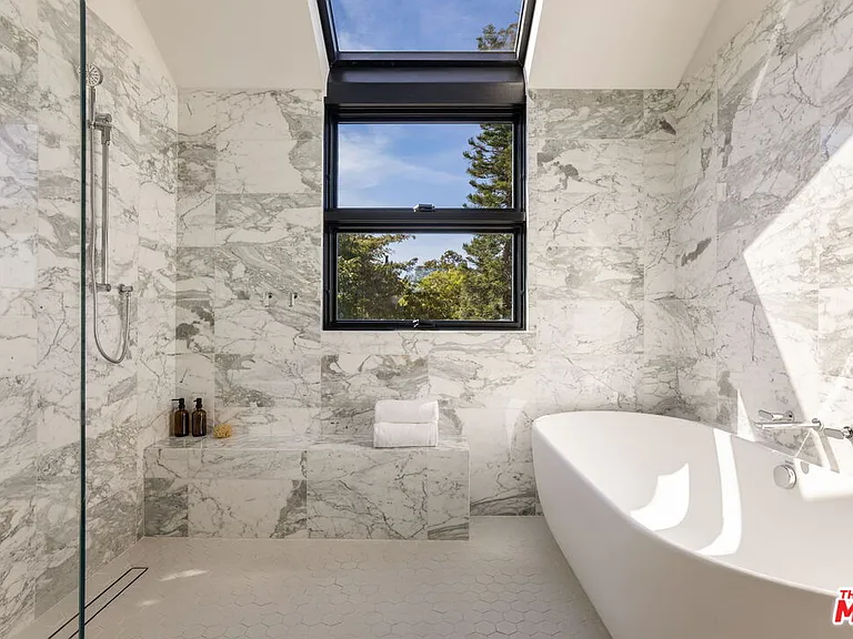 822 Superba Ave — Photo 32