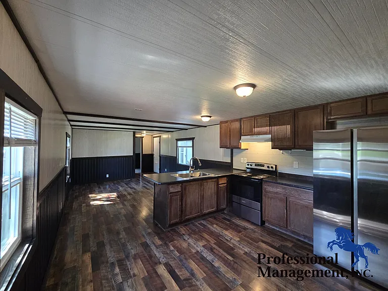 1620 Valley Dr — Photo 3