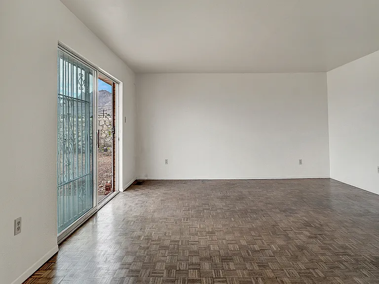 213 Clairemont Dr — Photo 25