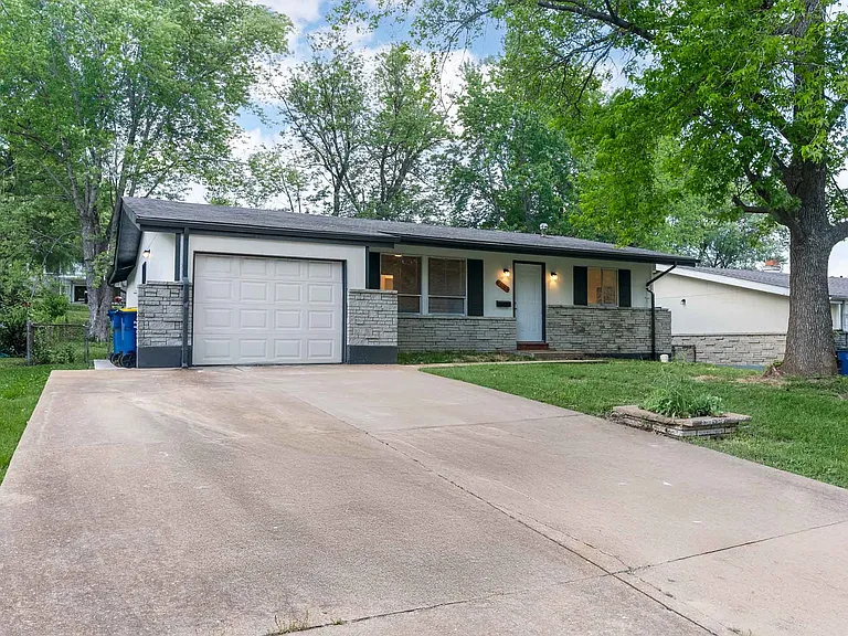 2633 Garham Dr — Photo 2