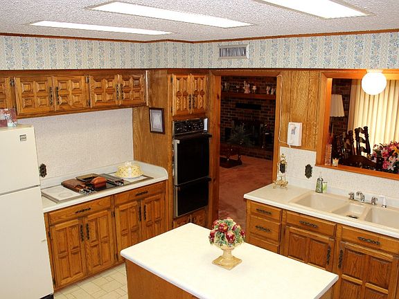 5th image of 200 N Cantebury Ln