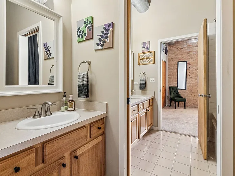 1740 N Maplewood Ave #210 — Photo 8
