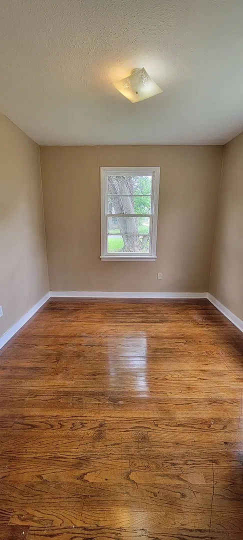 Gorgeous 4 bedroom/1 bath with beautiful kitchen! — Photo 4