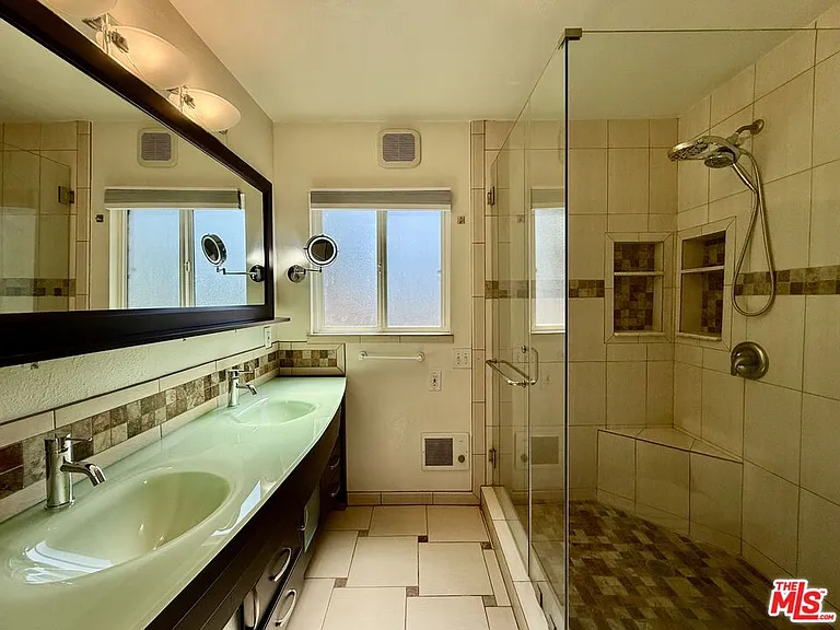 6205 Gentry Ave — Photo 18