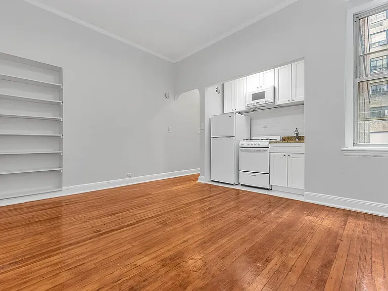 328 W 83rd St #2D — Photo 2