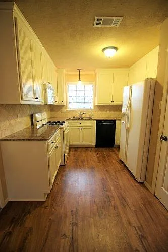 3 bed, 1250 sqft, $1,500 — Photo 4