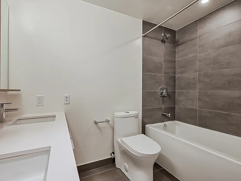 223 Redpath Ave — Photo 135